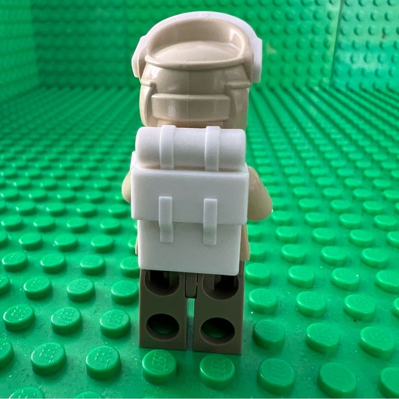 LEGO Star Wars Hoth Rebel Trooper Minifigure in 2010 set 8083 Orange Chin Dimple - Picture 4 of 7